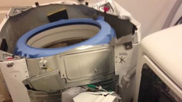 Már felültöltős mosógépeket is visszahív a Samsung, ugyanis egy szériának lerepülhet a teteje