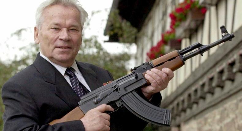 Le général russe Mikhaïl Kalachnikov pose avec son célèbre fusil d'assaut en 2002.