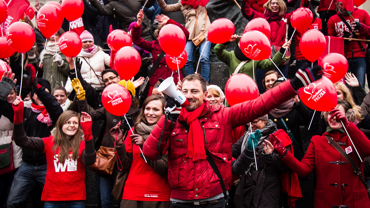 Ruszyła Szlachetna Paczka 2013. Wolontariusze maszerowali wokół centrum handlowego na Placu Kopernika w Opolu. - Dzisiaj (16.11) otwieramy także naszą bazę rodzin potrzebujących pomocy - mówi Katarzyna Ciećko, wojewódzka koordynatorka projektu.