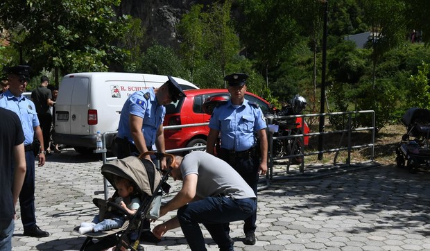 Kosovska policija pretresala vernike na ulazu u portu manastira Sveti Arhangeli 