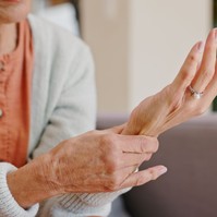 Öregedéssel járó csontritkulás: mitől gyorsulhat fel, és mit tehet ellene?