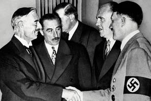 Premier Wielkiej Brytanii Neville Chamberlain (na pierwszym planie z lewej)  długo żył przekonaniem, że przechytrzył Adolfa Hitlera