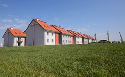 'W szczerym polu, w zawilgoconych norach, metr pod ziemią'. Prezes JTBS broni teraz pierwszego osiedla rządowego programu Mieszkanie+