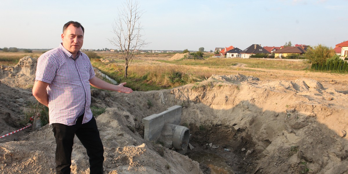 DYREKTOR GOSPODARKI KOMUNALNEJ I OCHRONY SRODOWISKA ZA SAMOWOLKE W KWESTII BUDOWY PRZEPUSTU PRZY ULICY ASNYKA CHCE ZA SWOJ BLAD ZAPLACIC Z WLASNEJ KIESZENI 