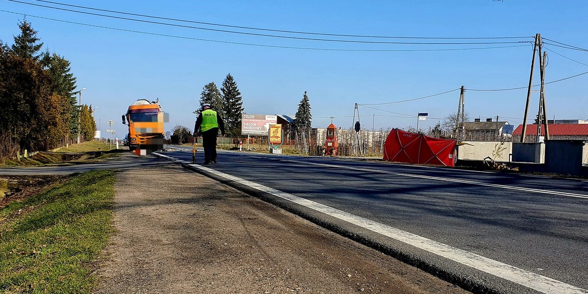 Coniew. Zderzenie matiza z ciężarówką. Kierowca osobówki nie żyje.