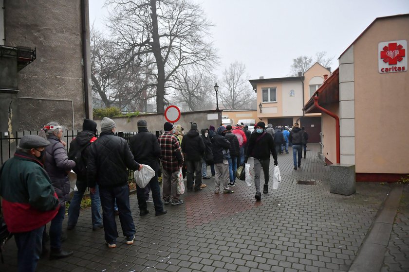 Gigantyczna kolejka do Caritasu przed Wigilią! A Premier mówi o Polsce mlekiem i miodem płynącej...