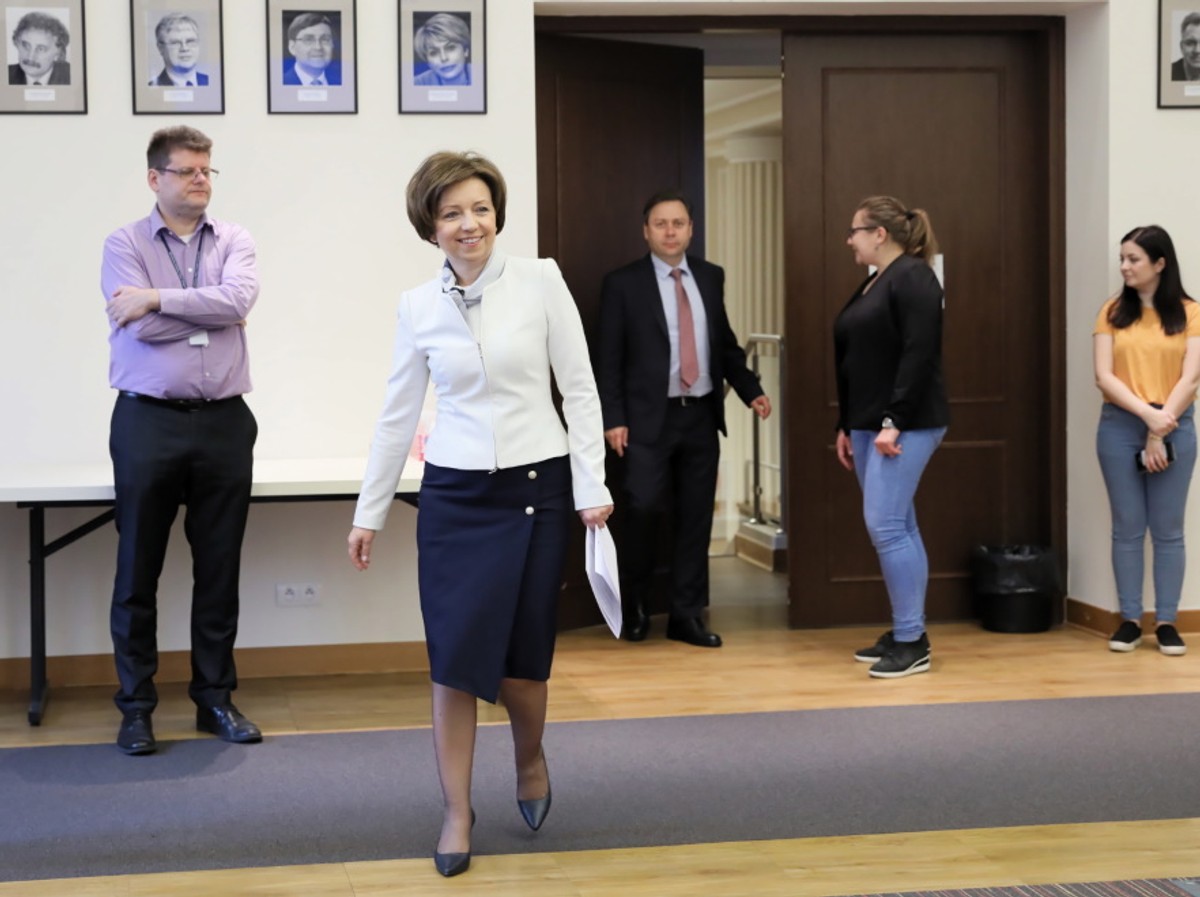 Piękne wykończenie szyi w stylizacji minister Maląg. Brawo!