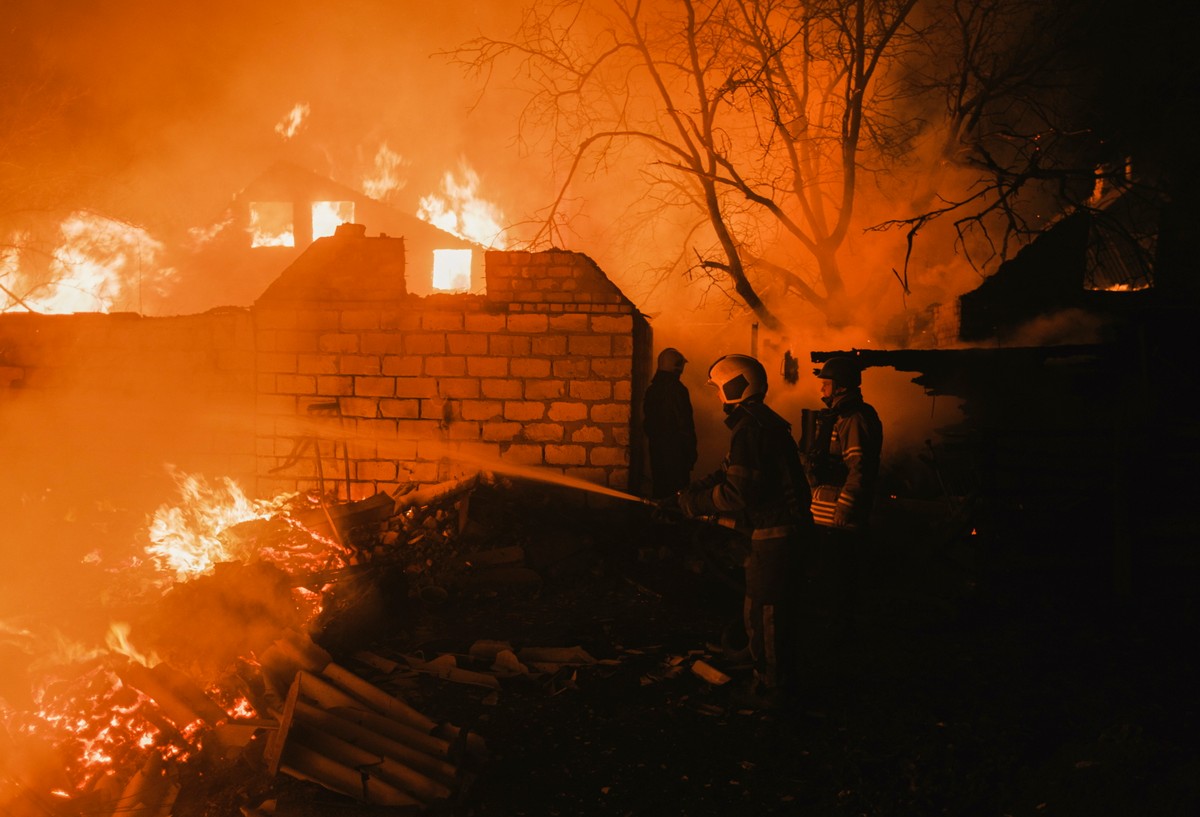 Pożar po rosyjskim ostrzale we wsi Iwaniwka niedaleko Bachmutu w obwodzie donieckim