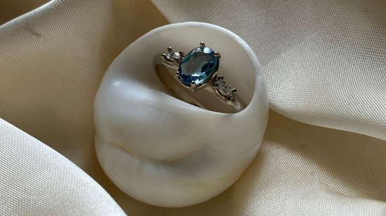 A tökéletes eljegyzési gyűrű igazodik a jövendőbeli menyasszony szemszínéhez, a doboza pedig elfér egy farzsebben