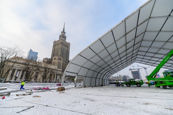 Trwa budowa studia WOŚP na placu Defilad w Warszawie