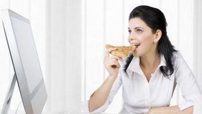 kobieta jedzenie pizza komputer