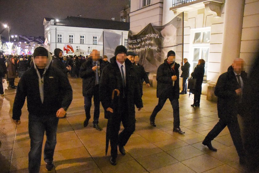 Szef MON pod specjalnym nadzorem. Czego boi się Macierewicz?