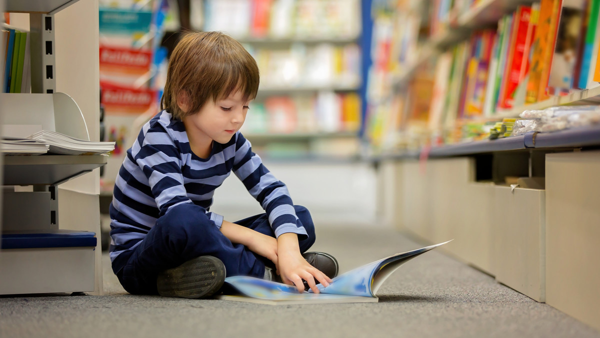 Polscy uczniowie zajęli szóste miejsce wśród 50 krajów, które wzięły udział w jednym z największych badań edukacyjnych na świecie. Okazuje się, że dziesięciolatkowie z Polski są w światowej czołówce pod względem osiągnięć w czytaniu. Niestety, jest i zła wiadomość: uczniowie niechętnie sięgają po książki, a do lekcji czytania podchodzą z umiarkowanym entuzjazmem. Dlaczego tak jest?