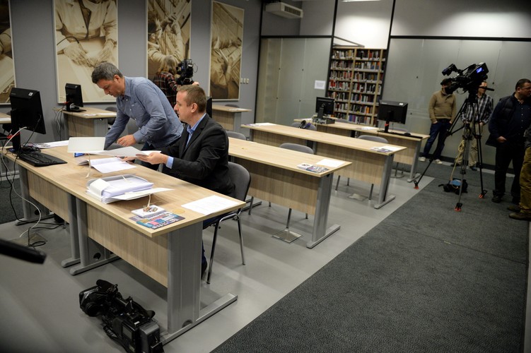 Dziennikarze przeglądający dokumenty znalezione w domu Kiszczaka w siedzibie IPN