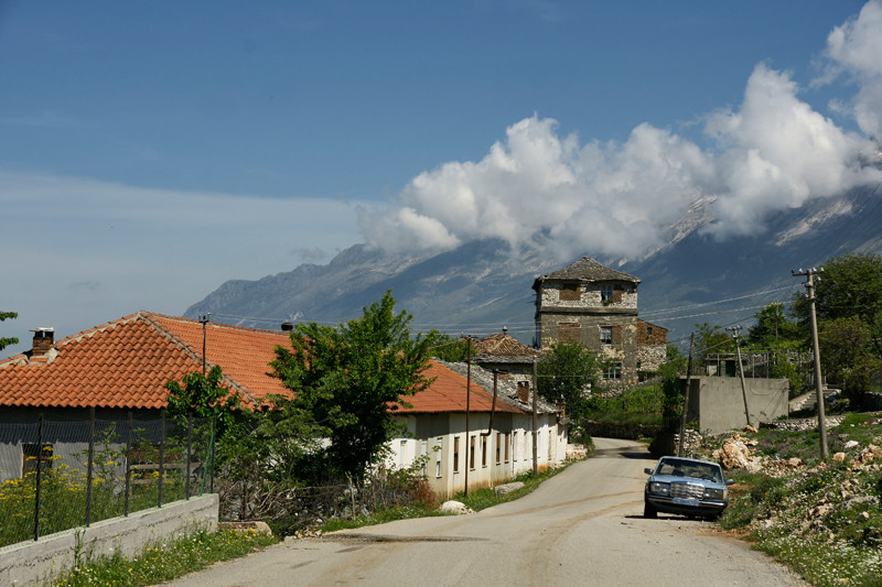 Górskie drogi prowadzą przez uśpione wioski i miasteczka.