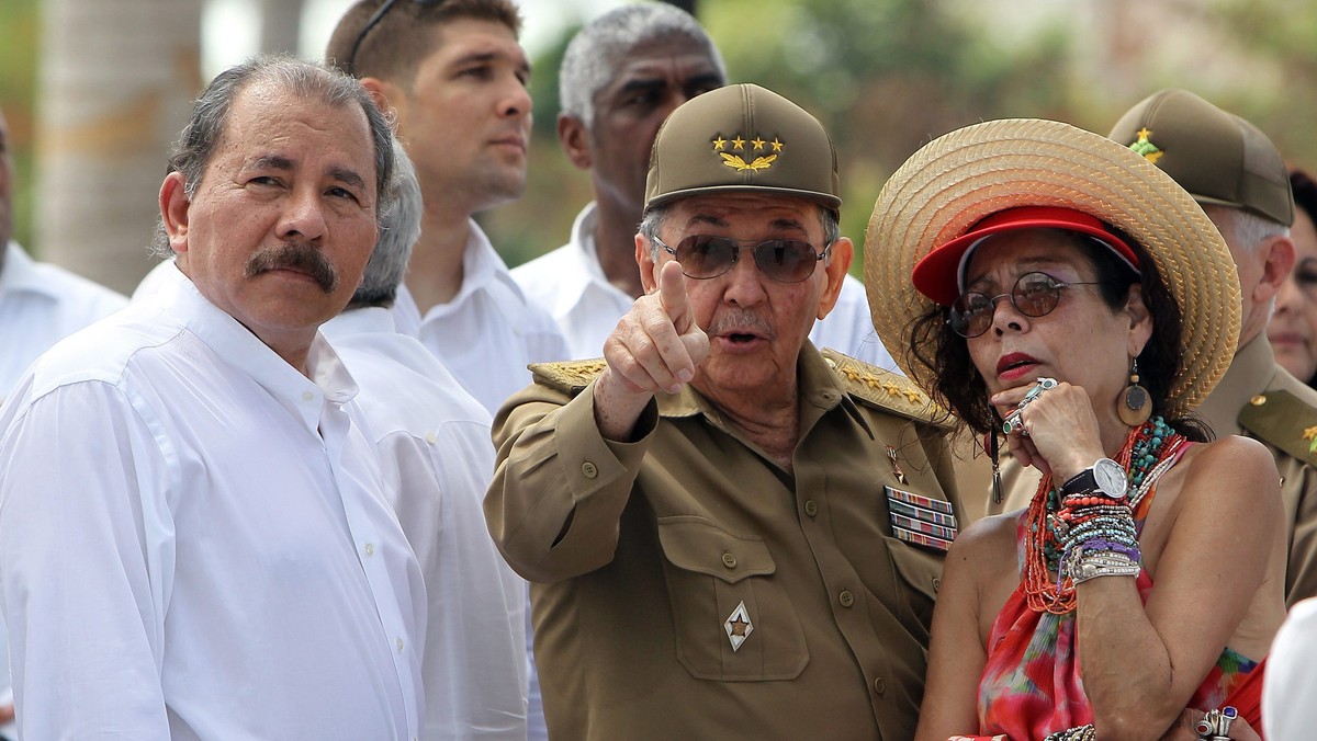 Podczas obchodów 60. rocznicy rewolucji kubańskiej prezydent Raul Castro zapewnił w piątek, że w kraju zachodzi stopniowe przekazanie "dowodzenia rewolucją" nowym pokoleniom. Na obchodach z udziałem liderów państw regionu wielkim nieobecnym był Fidel Castro.