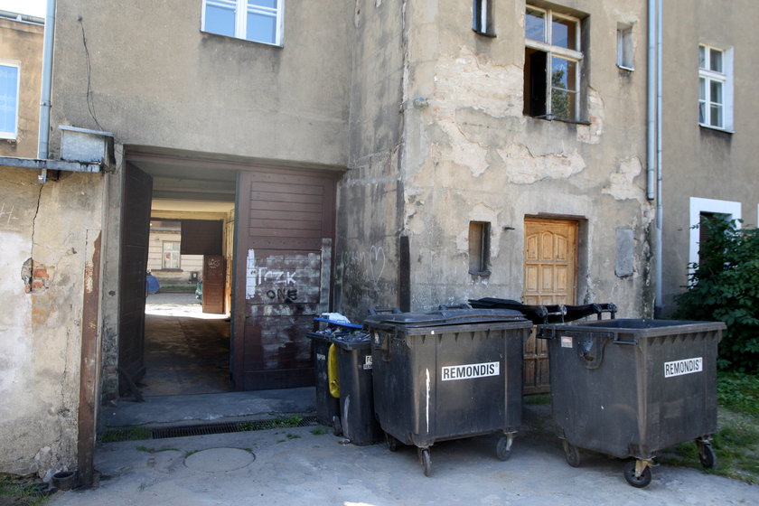 Pojemniki na śmieci przed kamienicą w Poznaniu