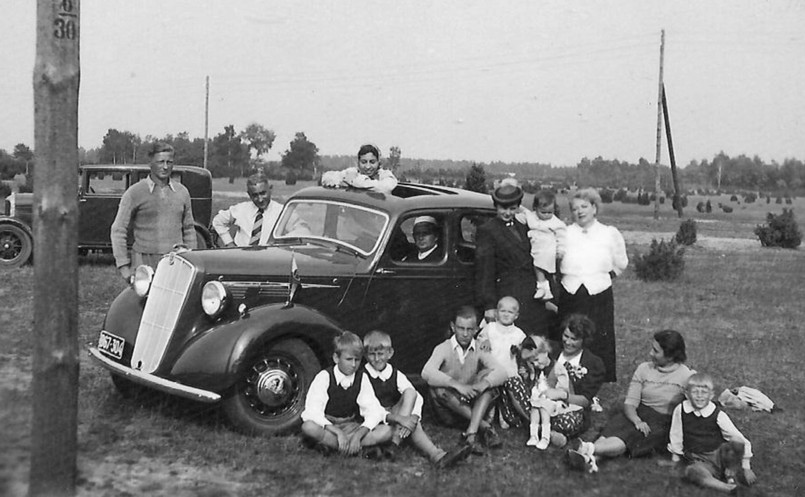 Rodzina Jaworskich, Bujnowskich i Cicholewskich na wakacjach w Józefowie, tata Krzysztofa – pierwszy od lewej za samochodem, Krzysztof – czwarty od lewej przed samochodem, sierpień 1939