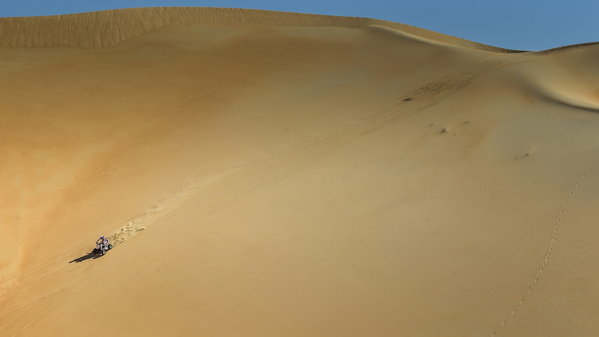 Adam Małysz, uzyskując czwarty czas w czwartym etapie rajdu Abu Dhabi Desert Challenge przesunął się na drugie miejsce w klasyfikacji generalnej. Niestety awans byłego skoczka olimpijskiego odbył się kosztem Marka Dąbrowskiego i Jacka Czachora, którzy stracili szansę na miejsce na podium, po tym jak ich Toyota Hilux stoczyła się z wydmy. Liderem w swojej klasie pozostaje Rafał Sonik.