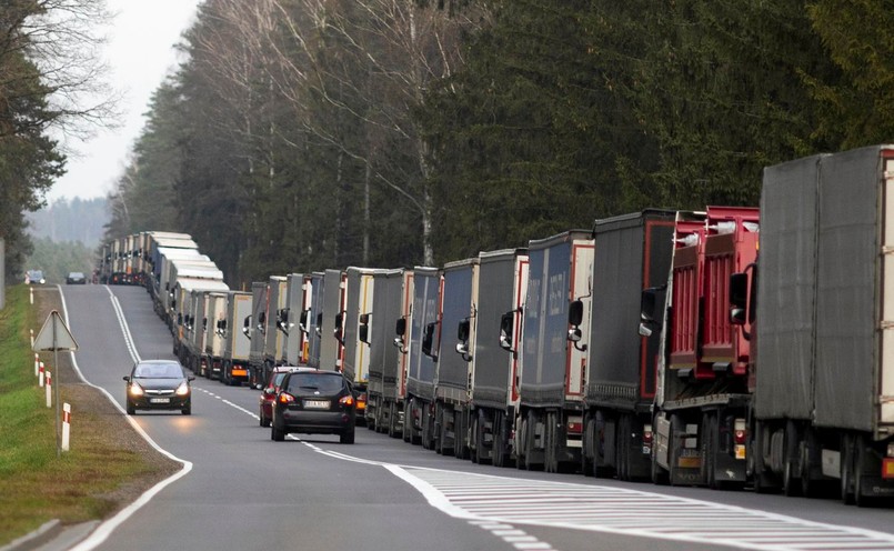 Bobrowniki, kolejka TIR-ów