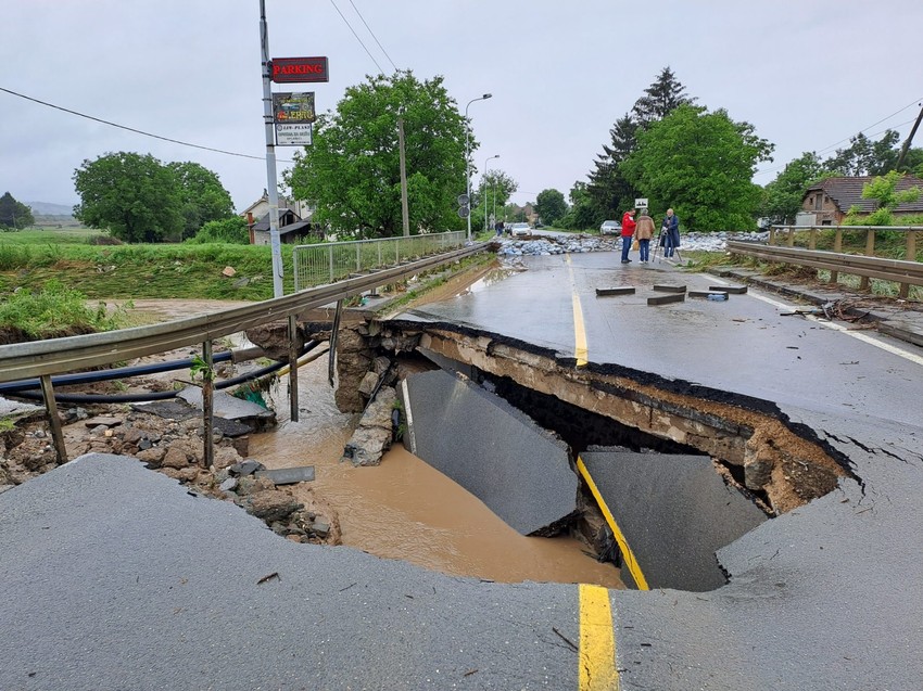 Reka odnela most u Adranima