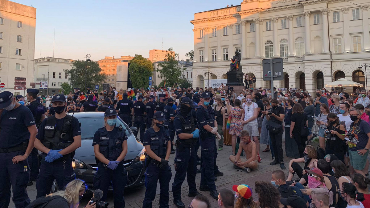 Aktywista LGBT+ Linus Lewandowski został pobity ostatniej nocy wraz ze swoim partnerem przed swoim domem w Warszawie. Ma złamany ząb i podbite oko. Według jego relacji, sprawcy zbiegli.