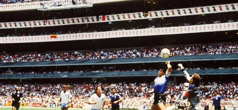 Piłka, którą gola ręką strzelił Maradona, trafiła na aukcję. Cena jest zawrotna [WIDEO]