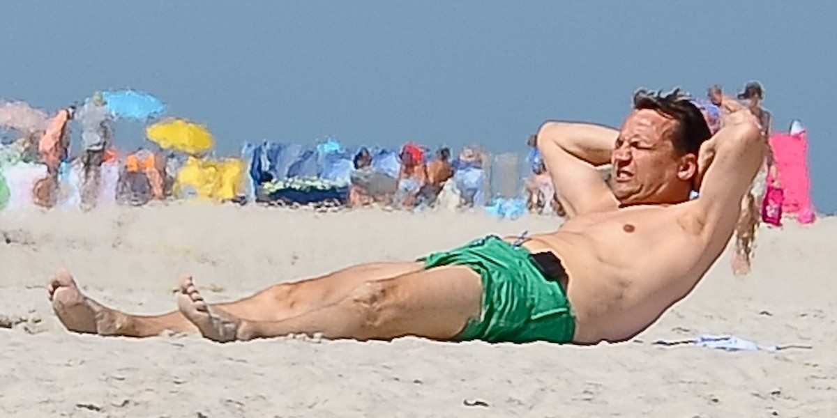 Minister Sikorski trenuje na plaży