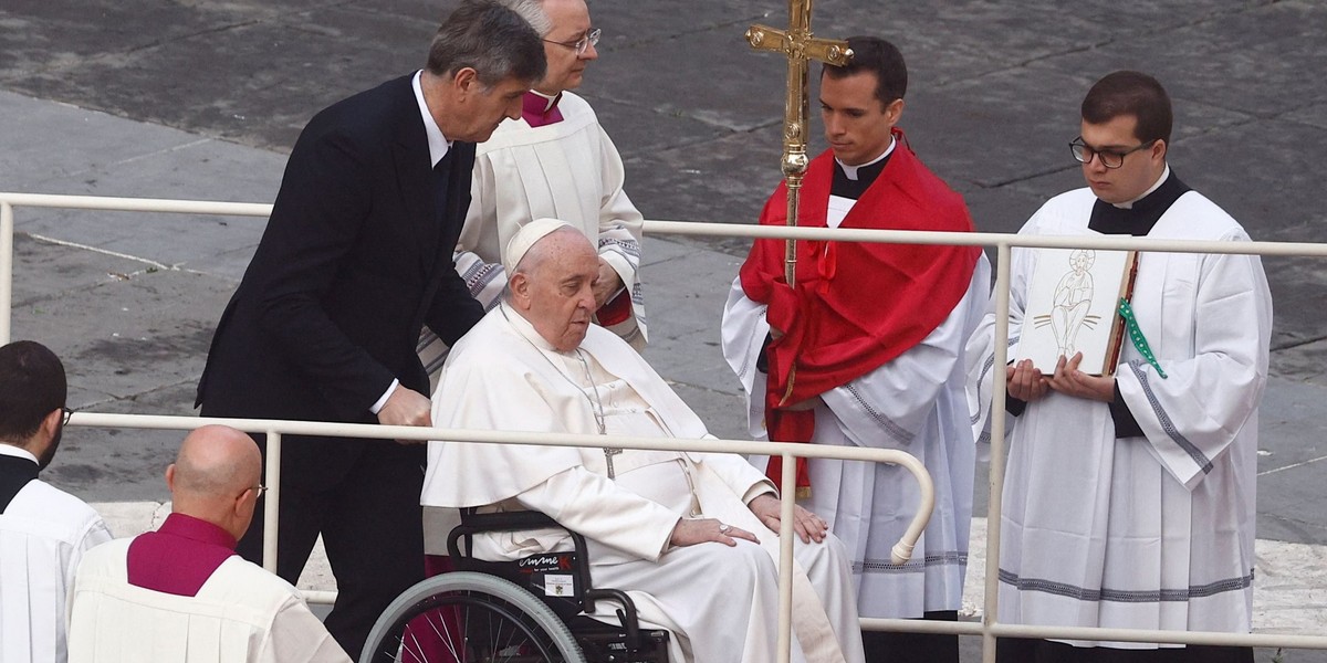 Pogrzeb Benedykta XVI. Papież Franciszek dotarł na wózku inwalidzkim.