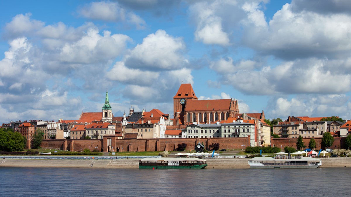 Rada Miasta Torunia przyjęła dzisiaj apel w sprawie zachowania autonomii i integralności Uniwersytetu Mikołaja Kopernika. Ich zdaniem, podział uczelni byłby "niezgodny z polską i europejską polityką w dziedzinie nauki i szkolnictwa wyższego".