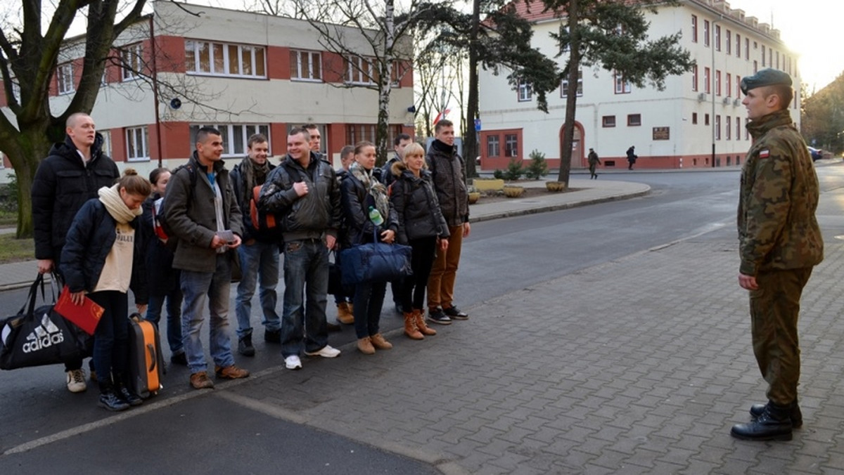 190 osób zgłosiło się do odbycia we Wrocławiu służby przygotowawczej do Narodowych Sił Rezerwowych. Teraz wszystkich ochotników czekają cztery miesiące wytężonych ćwiczeń.