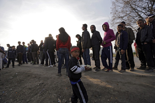 "Do Europy Środkowej dociera mniej uchodźców, ponieważ koczują oni w Grecji, gdzie mamy do czynienia z humanitarnym kryzysem" - powiedział Steinmeier