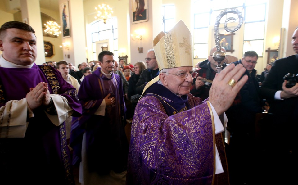 Abp Marek Jędraszewski w Warszawie oraz demonstrujący jego przeciwnicy