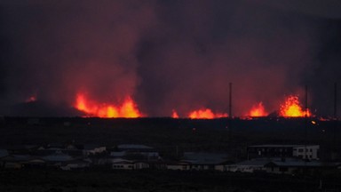 Erupcja wulkanu na Islandii. Strumień lawy niszczy kolejne domy [ZDJĘCIA]