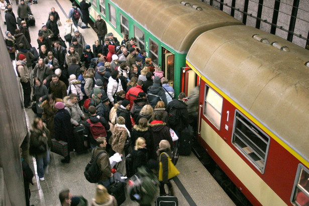 Jedziesz pociągiem na stojąco? Złóż donos na PKP!