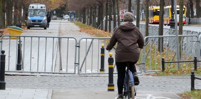 Władza się odgradza. Warszawiacy chcą usunięcia policyjnych barierek