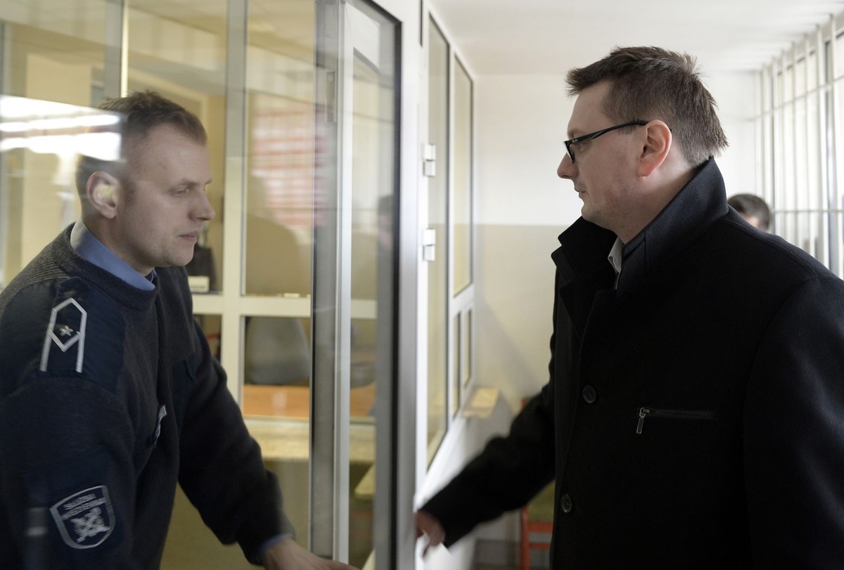 Pełnomocnik Mariusza Trynkiewicza Marcin Lewandowski wchodzi do rzeszowskiego więzienia