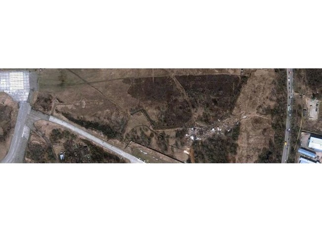 Niepublikowane zdjęcia pochodzące z raportu komisji Millera; na satelitarnym zdjęciu miejsce tragedii