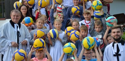 Przebojowy pastor rozdał dzieciakom 100 piłek