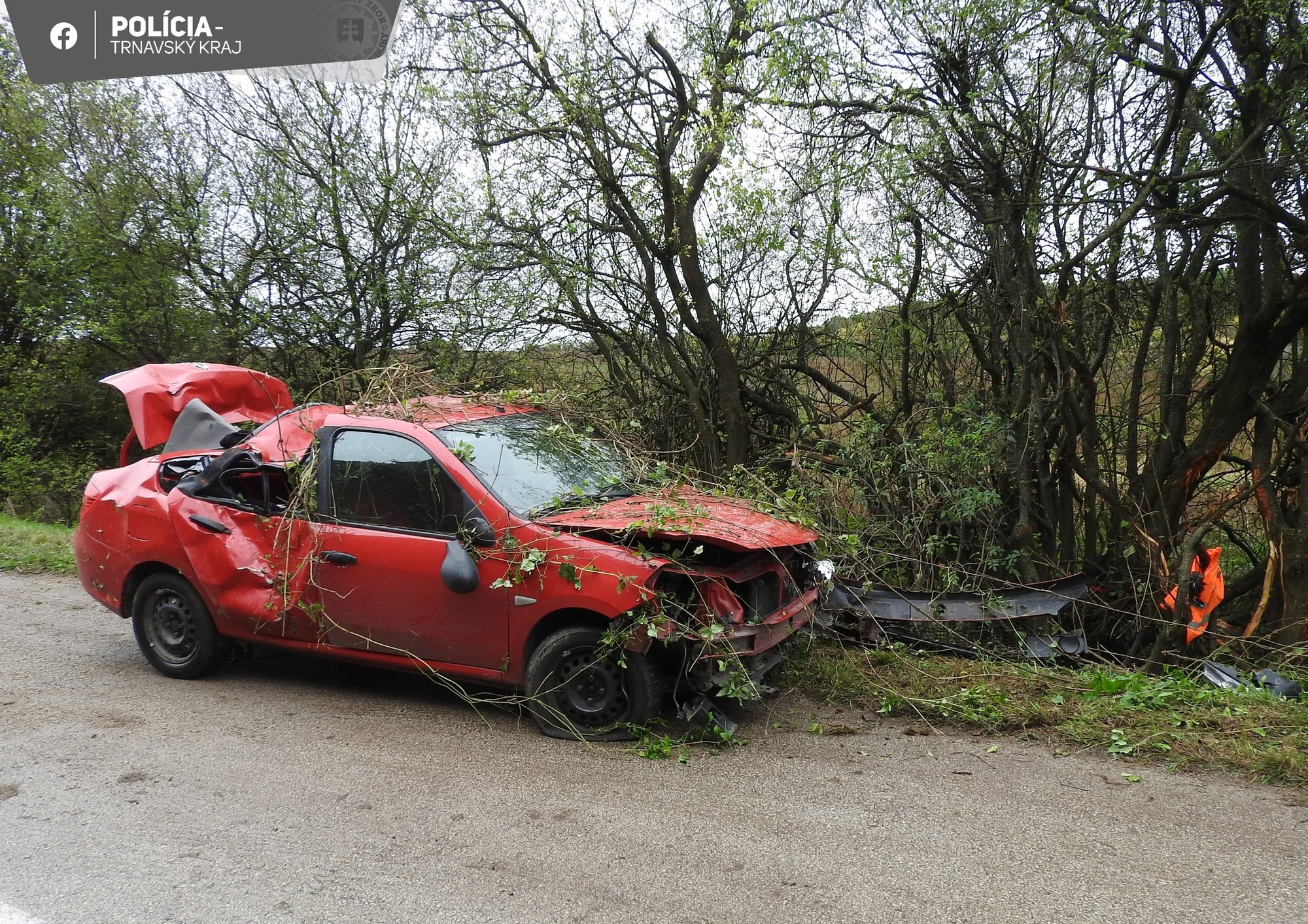 Pri Smoleniciach havarovalo auto pre nezvládnutie jazdy v zákrute.