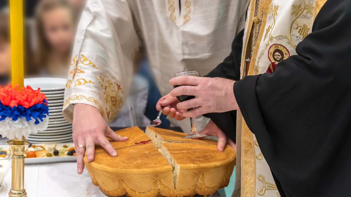 Sveštenik sa 40 godna iskustva objasnio da li se česnica lomi na Badnje veče ili Božić