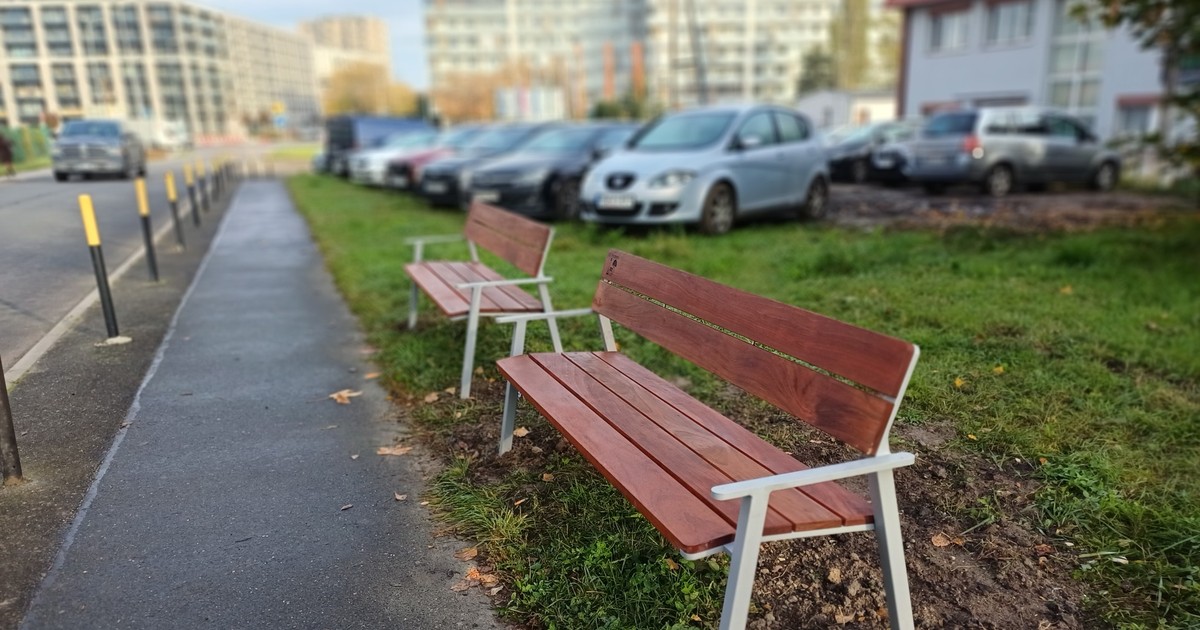 Ustawia ławeczki tam gdzie chą mieszkańcy...