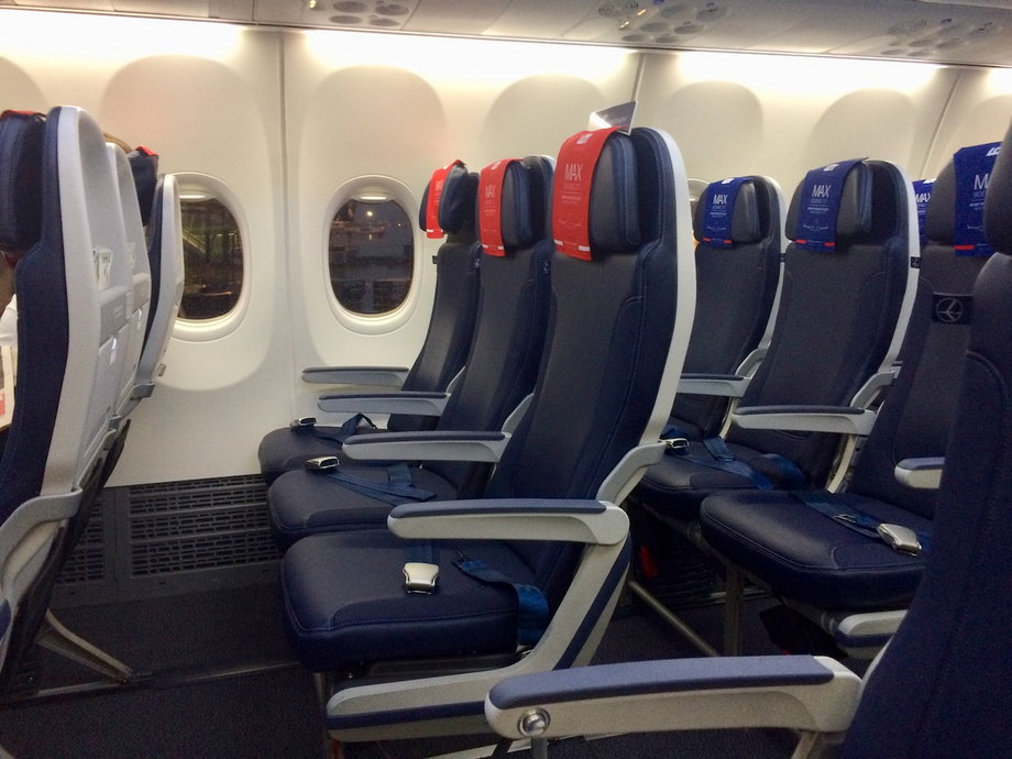 W samolotach B737 fotele zamontowane są w układzie 3+3. W klasie biznes środkowy fotel jest pusty. 