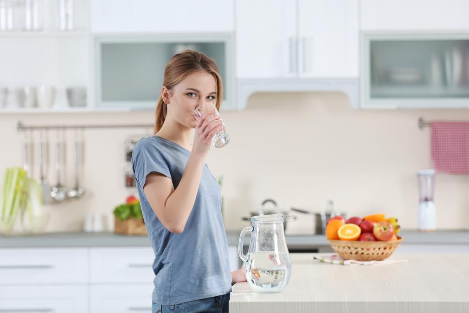 Ha reggel néhány pohár vízzel kezdjük a napot, csökken az éhségérzet, így kevesebb kalóriát viszünk be a szervezetünkbe  /Fotó: Shutterstock