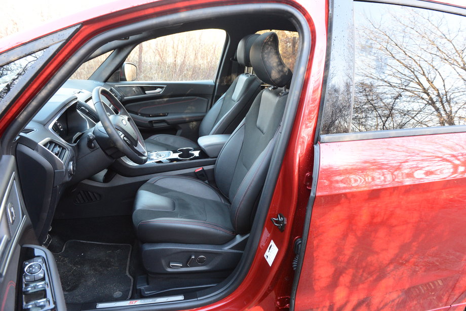 Ford S-Max Hybrid ma bardzo wygodne fotele z przodu, dodatkowo wyposażone w elektryczne sterowanie. To jednak wyposażenie najbogatszej wersji tego sportowego minivana.