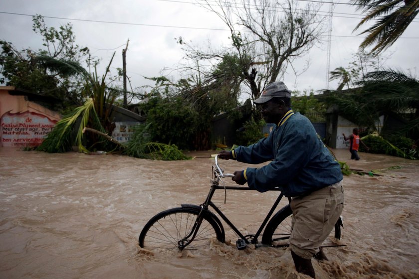 Haiti. Mężczyzna na rowerze