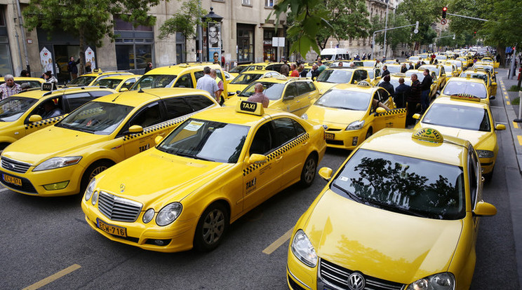 Július elsejével a taxi tarifák is drágulnak /  Fotó: Fuszek Gábor