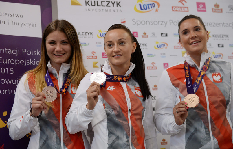 Srebrna medalistka Sandra Drabik (C) oraz Aneta Rygielska (L) i Lidia Figura (P) z brązowymi medalami Igrzysk Europejskich w Baku w boksie kobiet podczas powitania na lotnisku Okęcie w Warszawie po powrocie do kraju
