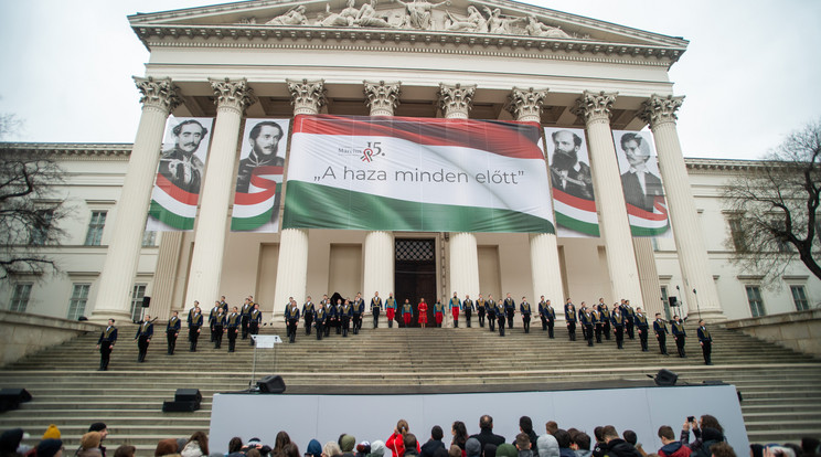 Kivilágították a Magyar Nemzeti Múzeumot az ünnepnap alkalmából / Fotó: MTI/Balogh Zoltán