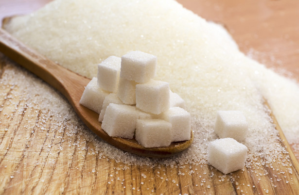Cukier służy tym razem jako produkt do produkcji... bidonów
